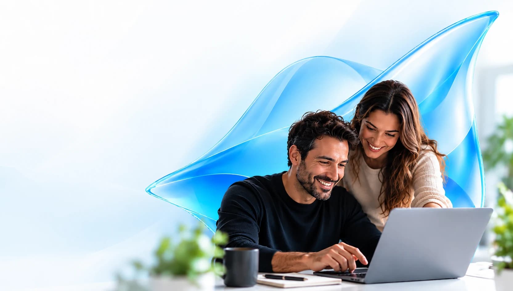 Duas pessoas a acompanhar o estado dos seus sites num portátil